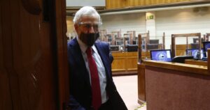 A pesar de estar suspendido por el Senado, Raúl Guzmán seguirá recibiendo 13 millones de sueldo