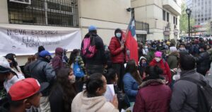 Habitantes de campamento Dignidad se manifestaron en frontis del Minvu