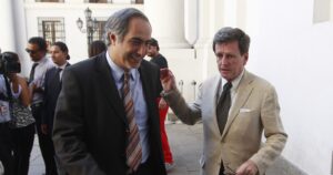 Carlos Larraín confirma que irá por la presidencia de RN y presiona a Chahuán