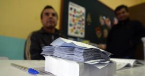 Horarios preferentes, cámara sin cortinas y lápiz pasta azul obligatorio: las medidas del Servel para el plebiscito