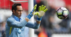 Claudio Bravo debutó por el Betis con triunfo en amistoso ante Almería