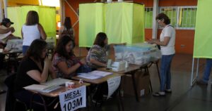 Evitar contactos y entrega de kits sanitarios: Servel define protocolo para vocales de mesa en el plebiscito