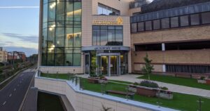 AstraZeneca cree que es posible tener la vacuna durante este año a pesar de la pausa