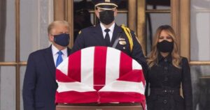 VIDEO - “¡Voten y sáquenlo!”: Donald Trump se retira de homenaje a jueza Ginsburg tras ser abucheado    