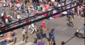 VIDEO - Captan a comerciantes ambulantes peleando con sables en Barrio Meiggs