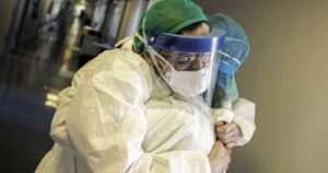 Más de 7 mil funcionarios de la salud han muerto en todo el mundo mientras atienden la pandemia