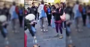 VIDEO - Queman mascarillas en el Obelisco en medio del peak de coronavirus en Argentina