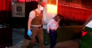 Detienen a mujer sorprendida lanzando objetos al interior de una cárcel que intentó sobornar a Carabineros