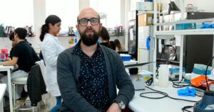 Científicos chilenos usan proteína lumínica de luciérnagas para cuantificar anticuerpos del COVID-19