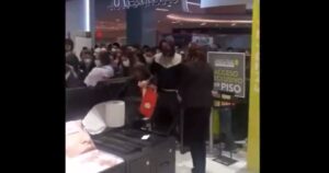 VIDEO - Clientes se aglomeraron en reapertura de tienda en mall de Independencia