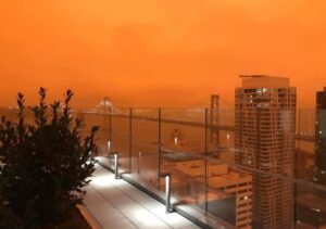 Humo de los incendios forestales tiñe de naranjo el cielo de San Francisco en Estados Unidos