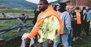 VIDEO - La polémica Kanye West con las discográficas: se grabó orinando en uno de sus Grammy