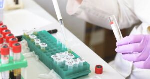 Gobierno británico por pausa en la vacuna de Oxford: 