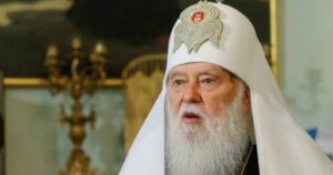 Líder de iglesia ortodoxa que culpó a homosexuales por la pandemia da positivo por COVID-19