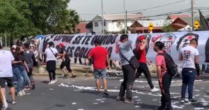 Hinchas de Colo Colo llegaron al Monumental para protestar contra Blanco y Negro