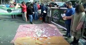 VIDEO - Empresarios gastronómicos de Los Ángeles rompieron cientos de platos en protesta por crisis