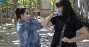 OMS pide evitar el saludo con el codo y asegura que en octubre aumentará la mortalidad por coronavirus