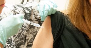 Qué tan grave es la paralización de la vacuna de AstraZeneca y Oxford