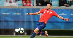 Mauricio Isla dio negativo en su PCR y podrá jugar ante Colombia
