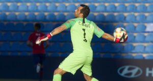 Manuel Pellegrini afirmó que Claudio Bravo podría volver a entrenar la próxima semana