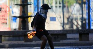 Tres años de prisión a hombre que lanzó molotov a Carabineros durante estallido social