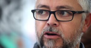 Jorge Baradit rechaza ir gratis a feria del libro de una universidad