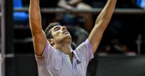Cristian Garin avanzó a la tercera ronda de Roland Garros tras vencer a Marc Polmans