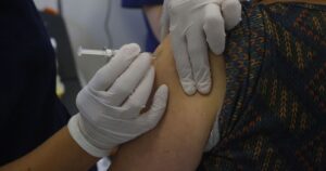 Chile se prepara para recibir los ensayos clínicos de la vacuna de Oxford y AstraZeneca