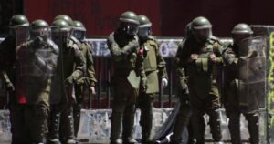 VIDEO - Subteniente de Carabineros fue quemado por bomba molotov en ataque a subcomisaría de Peñalolén