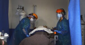 Letalidad por COVID-19 en jóvenes chilenos es tres veces más alta que en países europeos