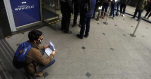 Desempleo se mantiene sobre el millón de personas pese a mínima baja en julio-septiembre