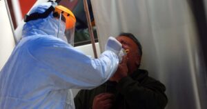 Este es el orden en que el aparecen los síntomas del coronavirus