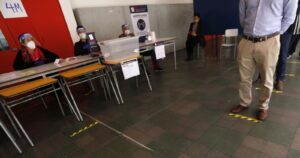 Minsal estudiará realizar test de PCR a vocales de mesa tras el plebiscito