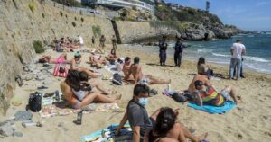 Gobierno establece uso obligatorio de mascarilla en playas y balnearios