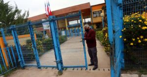 VIDEO - Fallida vuelta a clases en Pirque: ningún alumno llegó al colegio