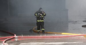 Incendio afectó a viviendas en Santiago Centro y dejó al menos 30 damnificados