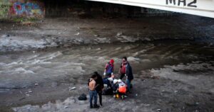 Menor que cayó al río Mapocho “evoluciona favorablemente” tras operación