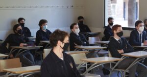 Cuatro colegios retoman las clases presenciales en el Gran Santiago