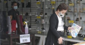 Expertos chilenos se dividen ante propuesta internacional que pide el fin de las cuarentenas