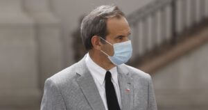 Allamand: Armada vigila avance de flota pesquera china que navega cerca de costas chilenas