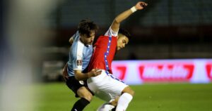 La Roja volvió a Chile tras la polémica derrota ante Uruguay
