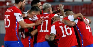 Chile vuelve a sufrir un gol en la agonía y solo rescata un empate ante Colombia