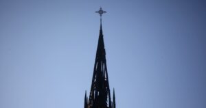 Peritajes de Carabineros alertan sobre planificación en incendios de iglesias