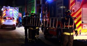 Gran incendio destruyó al menos 11 locales comerciales en galería de Talca