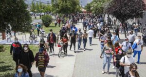 Detenidos, aglomeraciones y polémicas: las primeras horas de un inédito plebiscito en pandemia