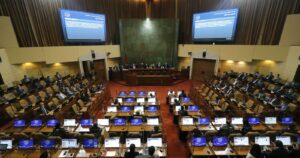 Proyecto busca que alcaldes y concejales puedan postular al Congreso sin renunciar un año antes