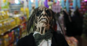 Pyme de confección textil remata cientos de disfraces para Halloween