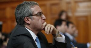 Abogado de Mañalich apunta contra ex funcionaria de Minsal por su cercanía con RD