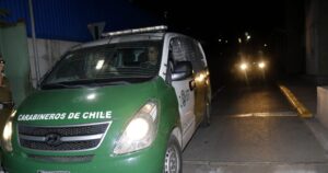 Violento ataque a comisaría de Puente Alto dejó un carabinero lesionado