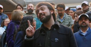 La jugada que permitió a Jorge Sharp recontratar a su ex administrador municipal destituido por concejales